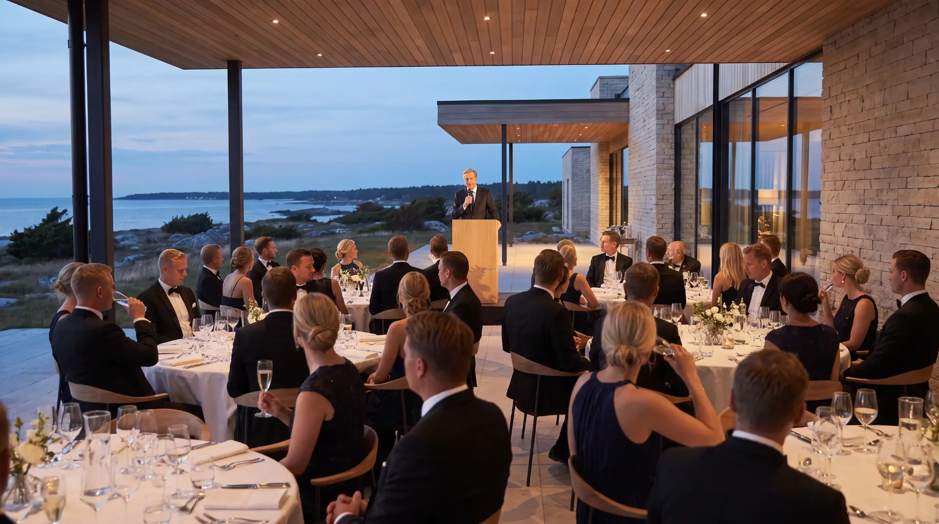 Gäster vid dukade bord under jubileumsmiddagen